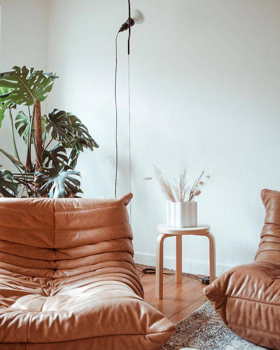 sofa kulit lesehatan (instagram.com/zweizimmerkuechebadbalkon)