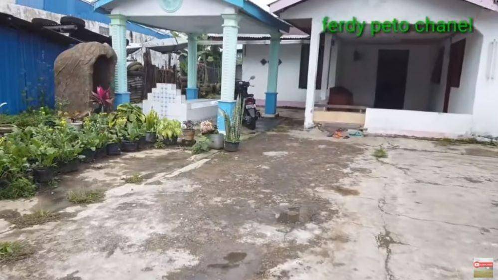 rumah Betrand Peto di kampung halaman (youtube/Ferdy Peto)