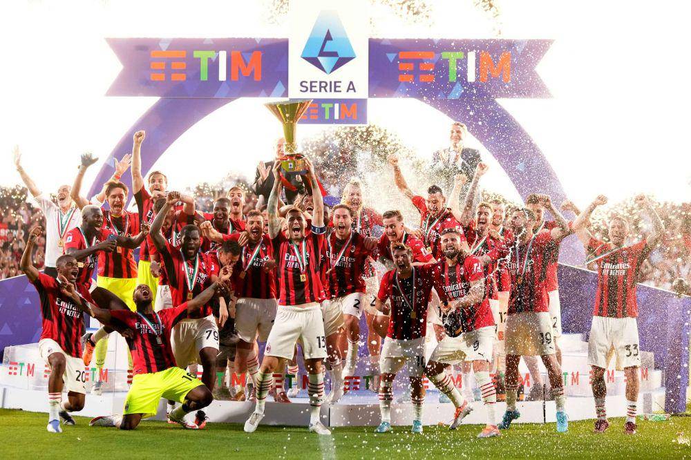 AC Milan tengan merayakan gelar Serie A 2021/2022. (legaseriea.it)