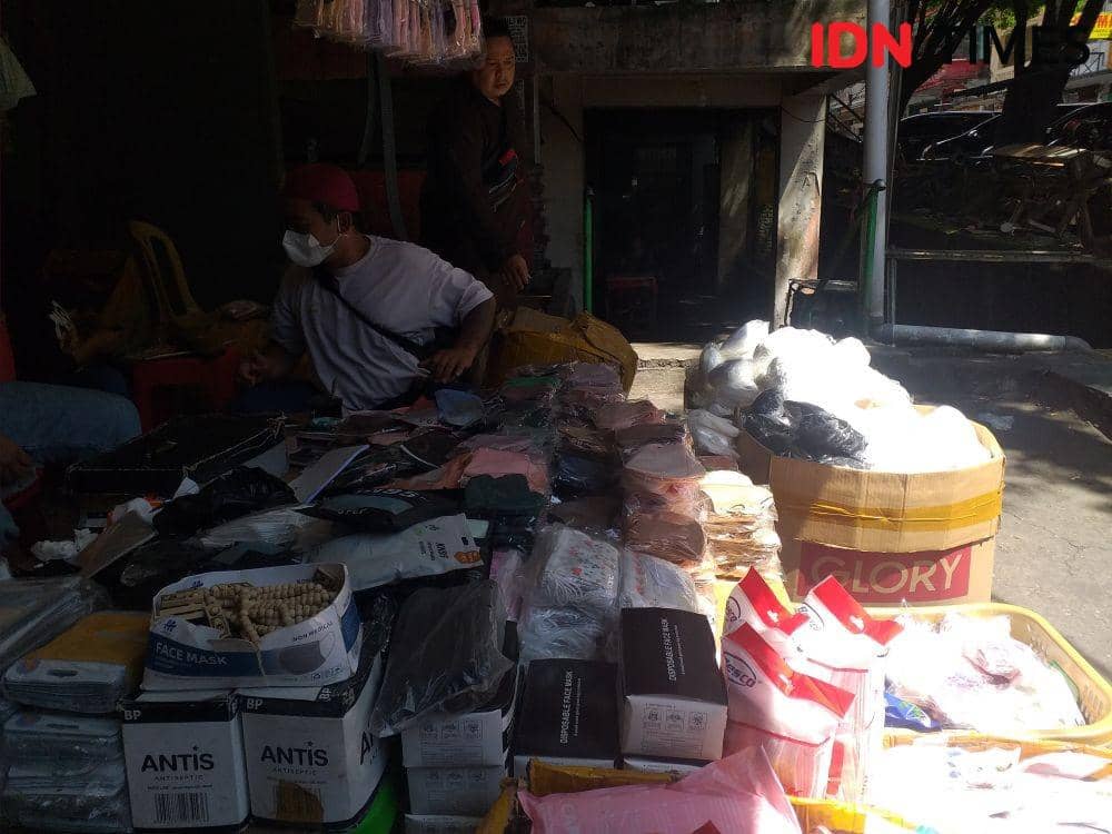 Penjual masker grosiran di Kawasan Niaga 45, Wenang, Manado, Sulut, Selasa (24/5/2022). IDNTimes/Savi