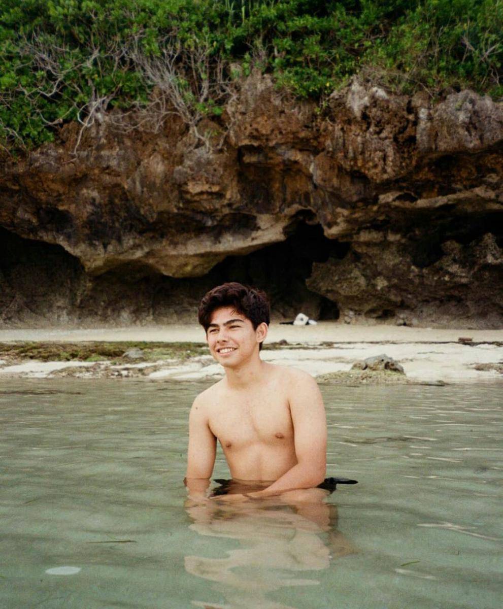 potret shirtless Andrew Kalaweit (instagram.com/andrewkalaweit)