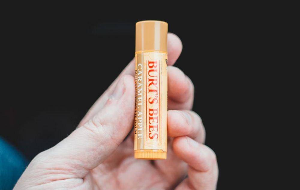 ilustrasi produk lip balm (unsplash.com/Erik Mclean)