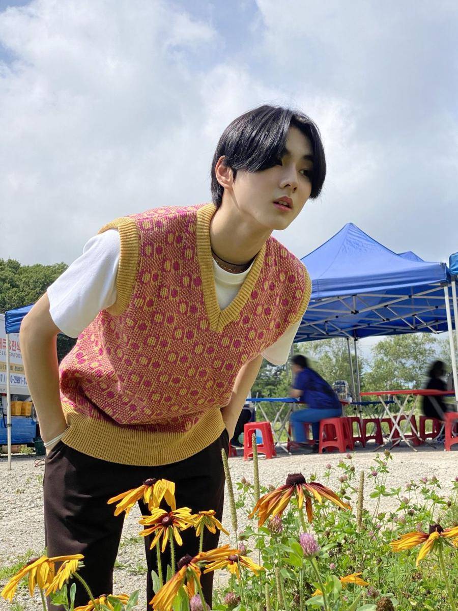 ide outfit vest ala Jungwon ENHYPEN (twitter.com/ENHYPEN_members)
