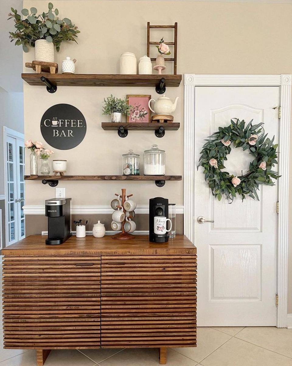 inspirasi desain coffee bar di rumah (instagram.com/mylifeondoecourt)