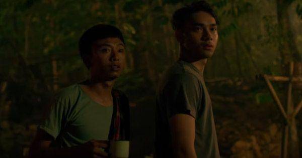 Wahyu dan Bima memergoki Widya menari di halaman depan ( Dok. MD Pictures / KKN di Desa Penari )