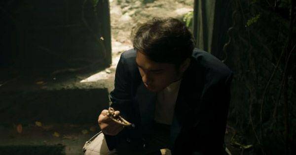 Bima menemukan gelang penari ( Dok. MD Pictures / KKN di Desa Penari )