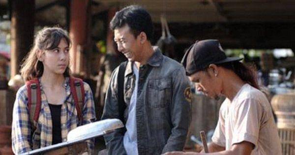 Widya dan Wahyu membeli cilok sebelum pulang ( Dok. .instagram.com/fajar_nugra/ )