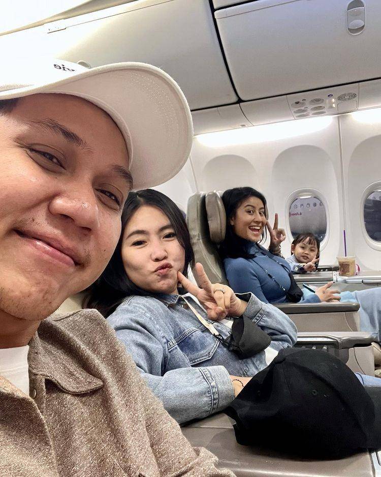 potret liburan Awkarin dan Lala (instagram.com/awkarin)