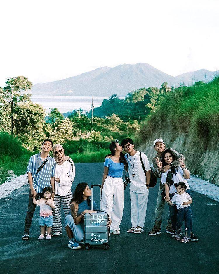 potret liburan Awkarin dan Lala (instagram.com/awkarin)