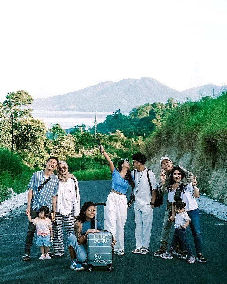 potret liburan Awkarin dan Lala (instagram.com/awkarin)