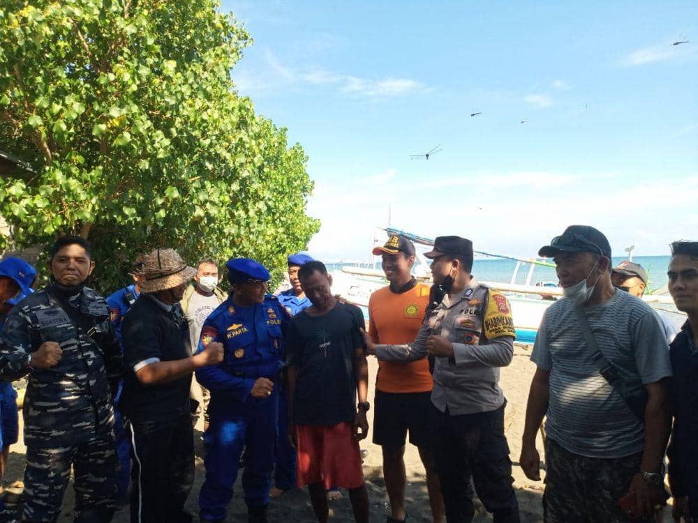 Evakuasi nelayan di Buleleng yang selamat usai jukungnya tenggelam. (Dok.IDN Times/Polair Polres Buleleng)