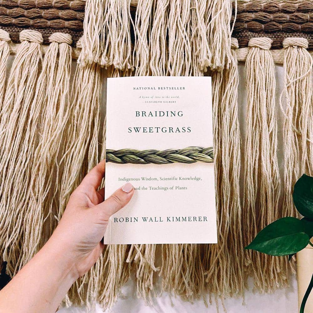 buku Braiding Sweetgrass (instagram.com/agirlnamedmagpie)