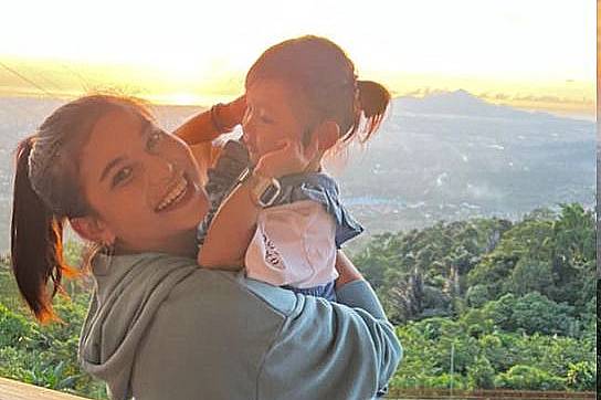 potret liburan Awkarin dan Lala (instagram.com/awkarin)