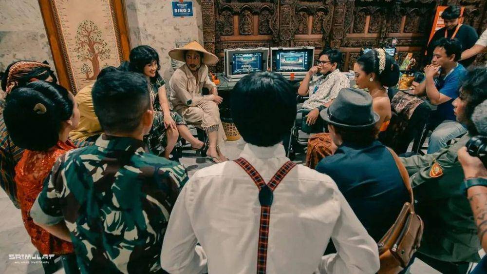 Fajar Nugros sedang memberikan pengarahan kepada para pemain film Srimulat: Hil yang Mustahal. (instagram.com/fajarnugrs)