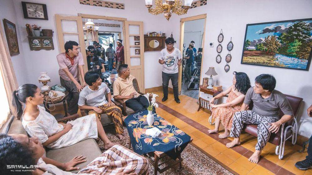 Fajar Nugros sedang memberikan pengarahan kepada para pemain film Srimulat: Hil yang Mustahal. (instagram.com/fajarnugrs)