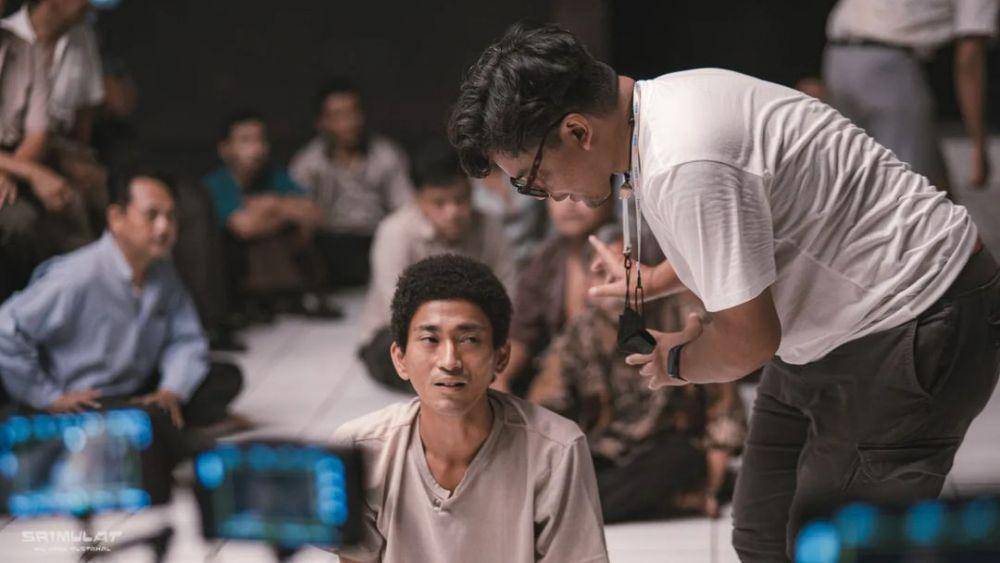 Fajar Nugros sedang memberikan arahan kepada Bio One (sebagai Gepeng) dalam film Srimulat: Hil yang Mustahal. (instagram.com/fajarnugrs)