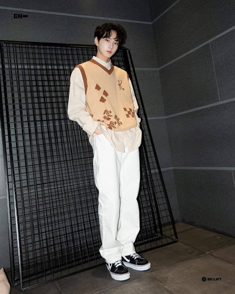 ide outfit vest ala Jungwon ENHYPEN (twitter.com/enhypenweverse)