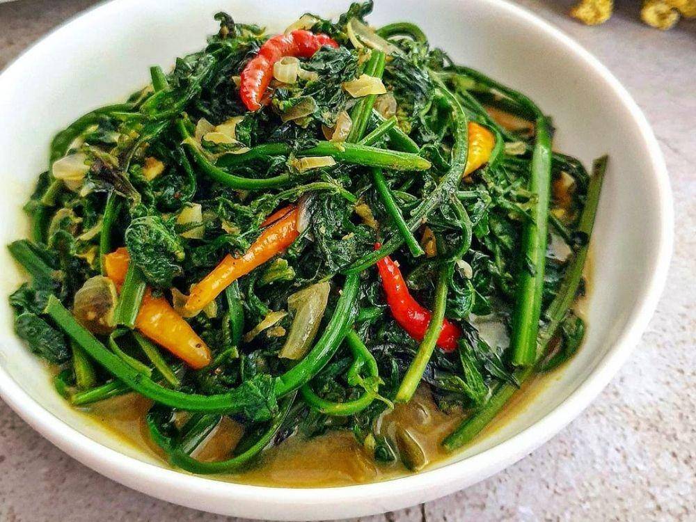Oseng pakis bumbu kuning (instagram.com/yscooking)