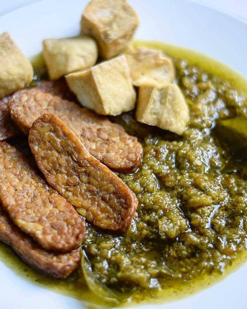 Tempe tahu goreng sambal ijo (instagram.com/kualihelena)