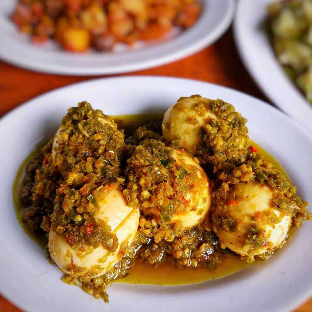 Telur sambal ijo (instagram.com/camanikwarung)