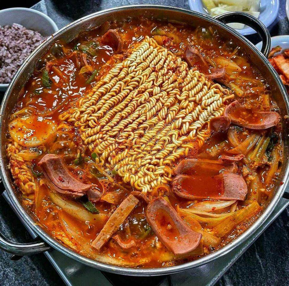 budae jjigae (instagram.com/foogeul)