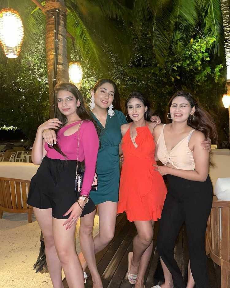 Disha Parmar dan sahabat (instagram.com/dishaparmar)