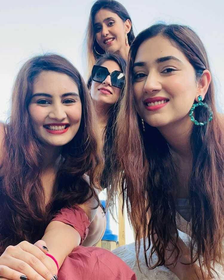 Disha Parmar dan sahabat (instagram.com/dishaparmar)