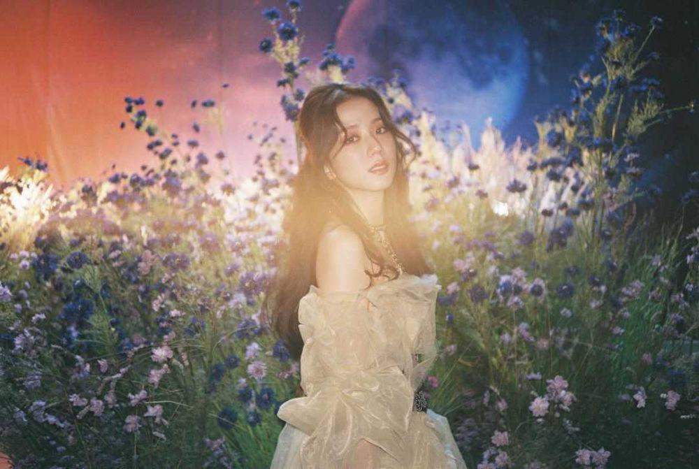10 Potret Outfit Serba Dior ala Jisoo BLACKPINK, Inspirasi Tampil Kece