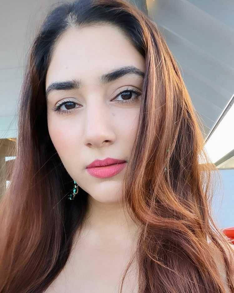 Disha Parmar (instagram.com/dishaparmar)