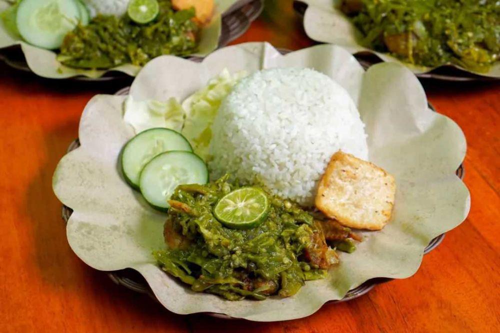 10 Makanan yang Makin Nikmat Disajikan dengan Sambal Ijo