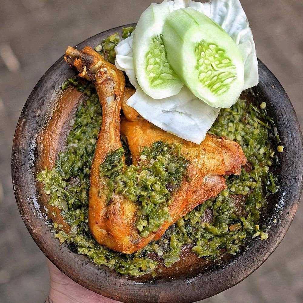Ayam penyet sambal ijo (instagram.com/mars.homefood)