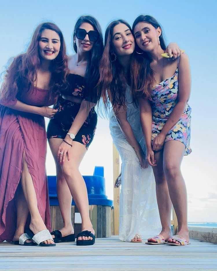 Disha Parmar dan sahabat (instagram.com/dishaparmar)