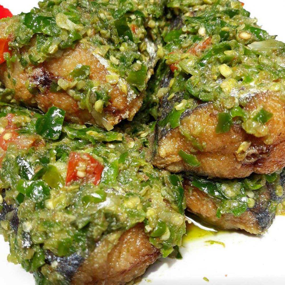 Ikan tenggiri goreng sambal ijo (instagram.com/yangcen8888)