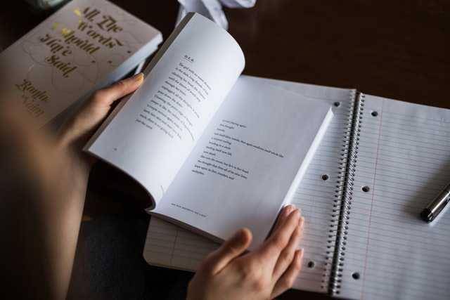 ilustrasi membaca buku (unsplash.com/Thought Catalog)