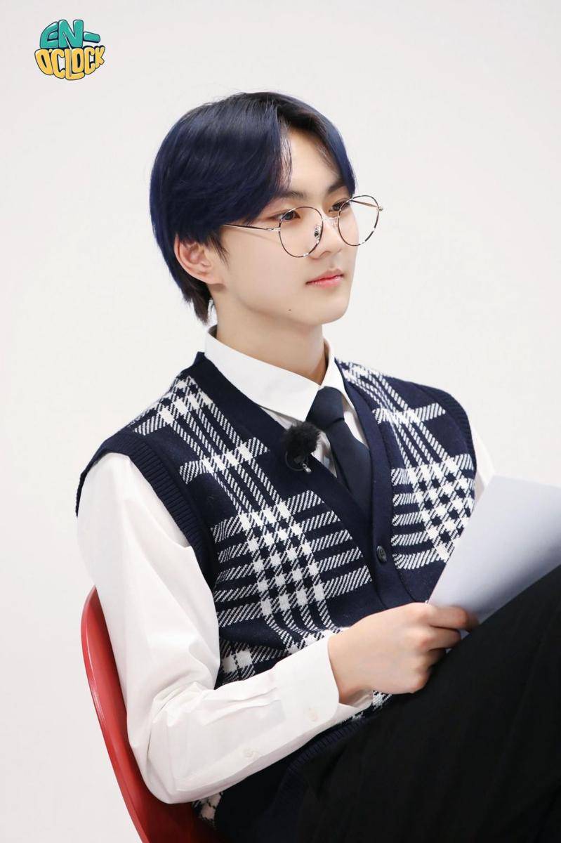 ide outfit vest ala Jungwon ENHYPEN (twitter.com/enhypenweverse)