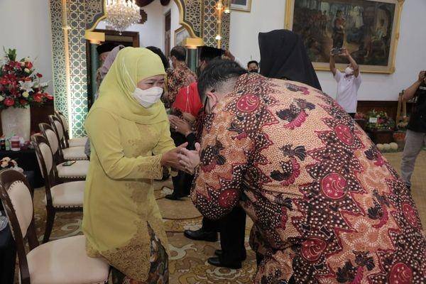 Bupati Kediri Hanindhito Himawan Pramana bersama istri Eriani Annisa Hanindhito menghadiri acara halal bihalal Idul Fitri 1443 H bersama Gubernur Khofifah Indar Parawansa dan kepala daerah lain se-Jawa Timur di Gedung Negara Grahadi, Rabu (11/5/2022). (Dok.Pemkab Kediri)