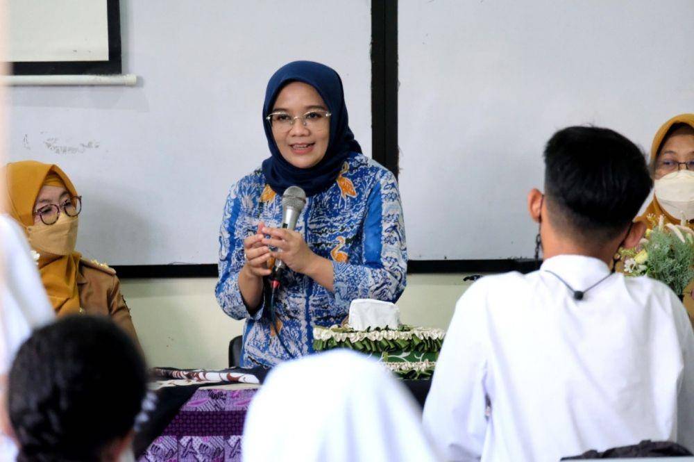Bunda Paud, Rini Indriyani saat memberikan sosialisasi pencegahan virus Hepatitis akut. (dok. Diskomimfo Kota Surabaya)