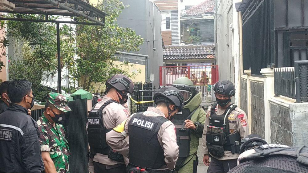 [BREAKING] Warga Antapani Kota Bandung Temukan Bungkusan Diduga Bom