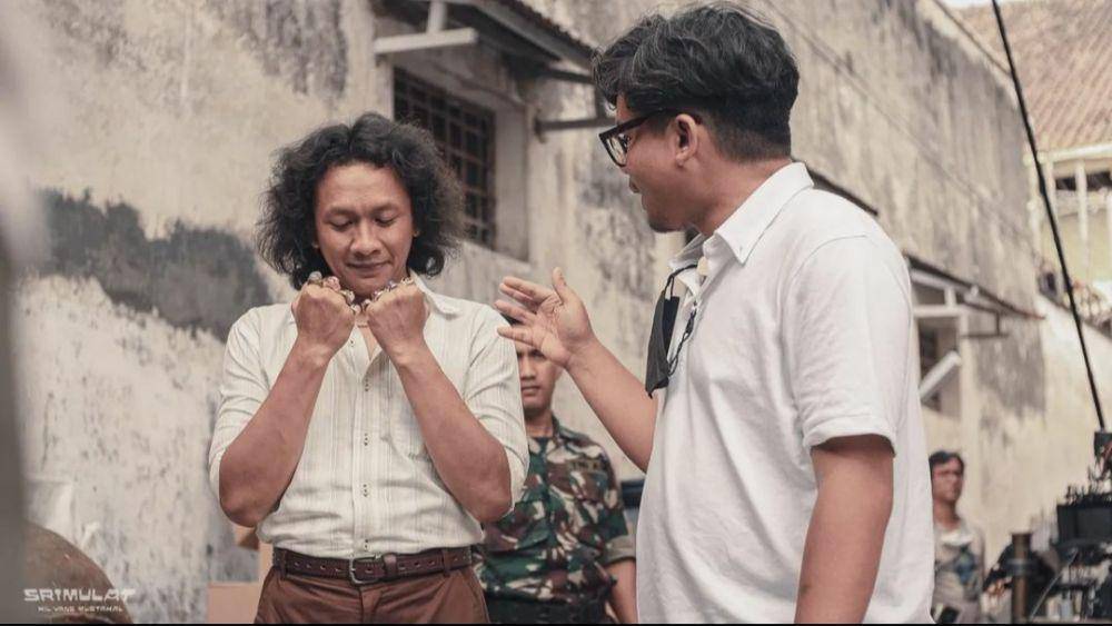 Fajar Nugros sedang memberikan arahan kepada Erick Estrada (sebagai Tessy) dalam film Srimulat: Hil yang Mustahal. (instagram.com/fajarnugrs)