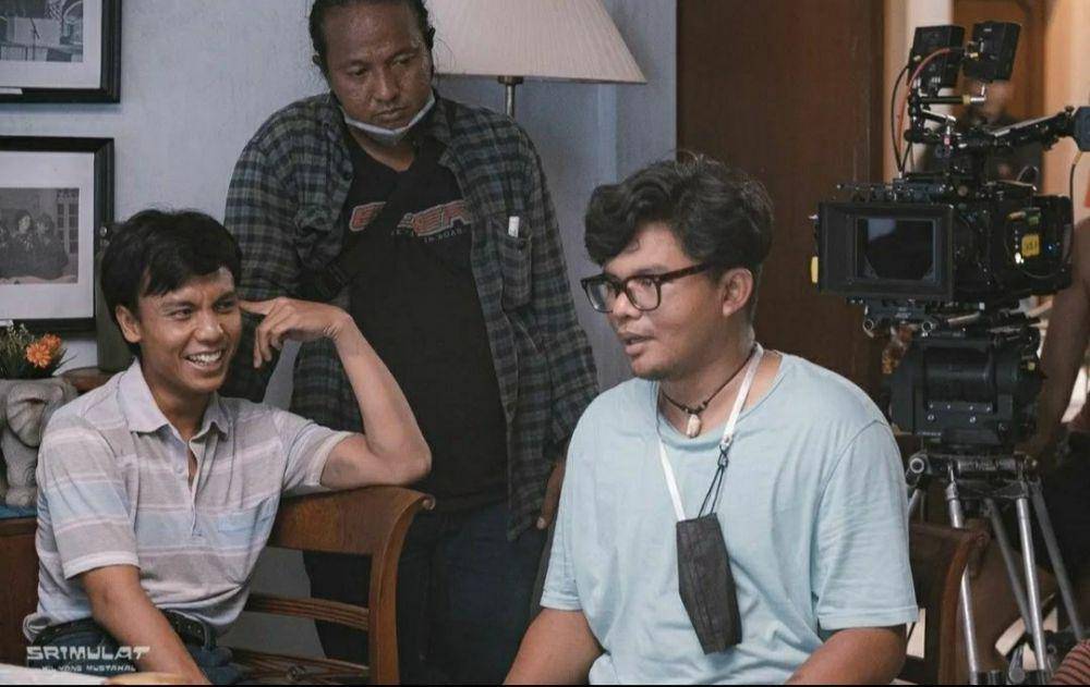 Fajar Nugros sedang memberikan arahan kepada Elang El Gibran (sebagai Basuki) dalam film Srimulat: Hil yang Mustahal. (instagram.com/fajarnugrs)