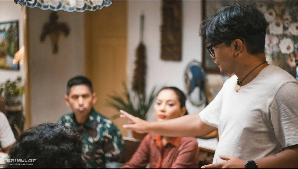 Fajar Nugros sedang memberikan arahan kepada para pemeran dalam film Srimulat: Hil yang Mustahal. (instagram.com/fajarnugrs)