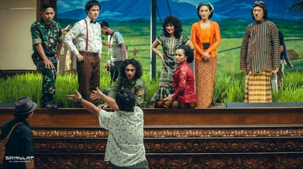 Fajar Nugros sedang memberikan arahan kepada para pemeran dalam film Srimulat: Hil yang Mustahal. (instagram.com/fajarnugrs)