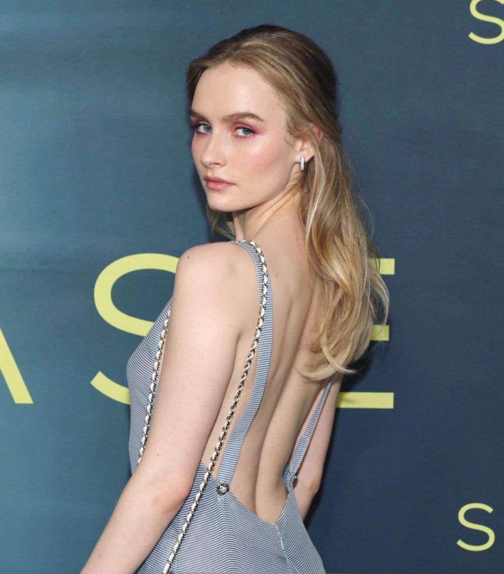 Olivia DeJonge (instagram.com/gitabass)