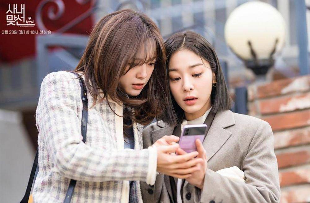 Kim Se Jeong dan Seol In Ah di drama Business Proposal (instagram.com/sbsdrama.official)