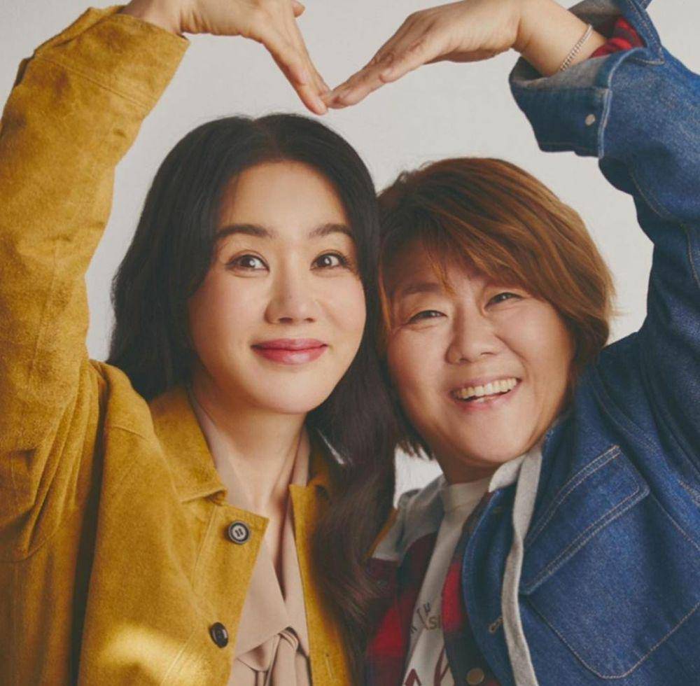 Lee Jung Eun dan Uhm Jung Hwa di drama Our Blues (instagram.com/umaizing)