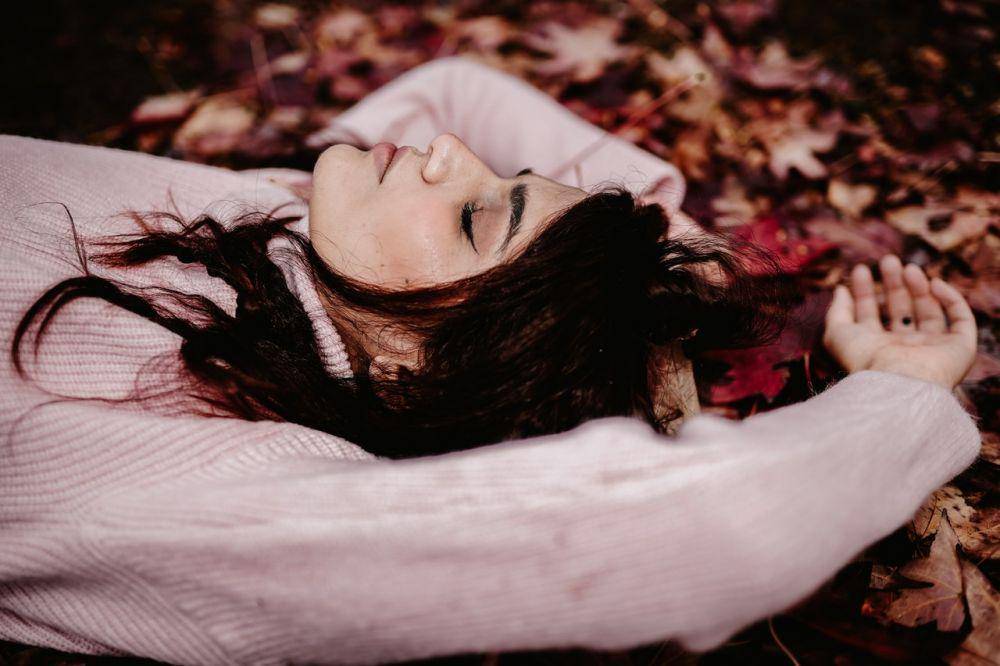 ilustrasi perempuan berbaring (pexels.com/Chinarian Photographer)