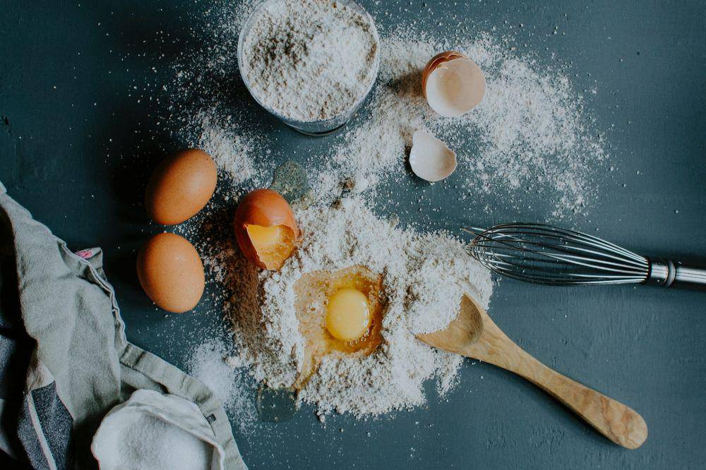 ilustrasi tepung dan telur (pexels.com/FloraWestbrook)