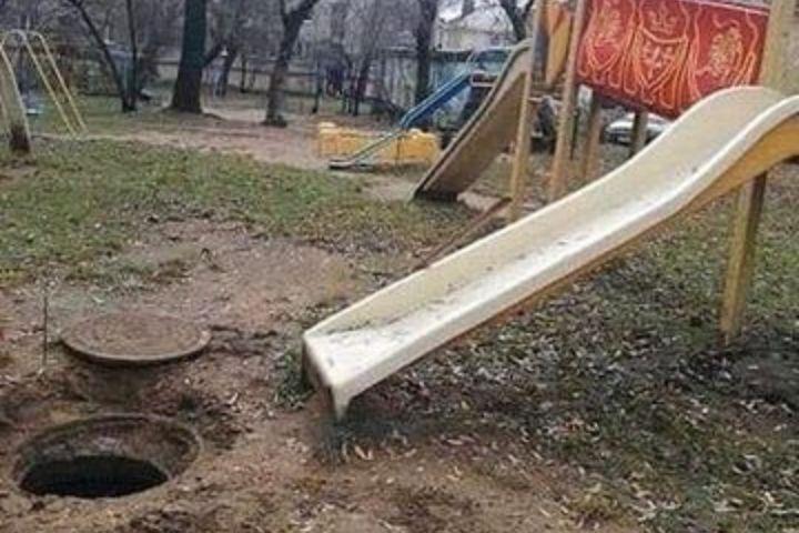 10 Potret Perosotan di Tempat yang Tak Biasa Ini Absurd Abis, Berani?