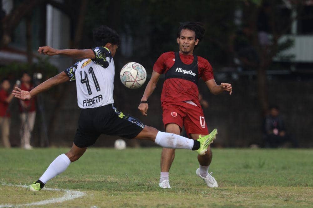 Suasana pertandingan uji coba PSM Makassar melawan OTP37 Mamuju di Bosowa Sport Center, Selasa 24 Mei 2022. (Dok. MO PSM Makassar)