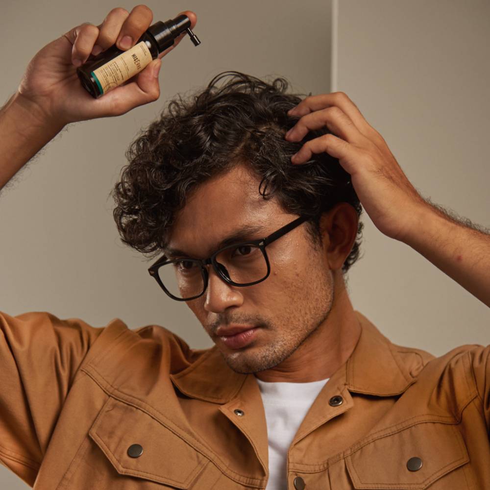 Penggunaan Hairgro Tonic untuk menstimulasi pertembuhan rambut baru (Dok. HIS ERHA)